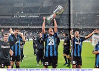Supercoppa Italiana, 20 agosto 2005: Juventus - Inter 0-1, Materazzi con la coppa appena vinta