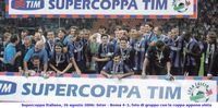 Supercoppa Italiana, 26 agosto 2006: Inter - Roma 4-3, foto di gruppo con la coppa appena vinta
